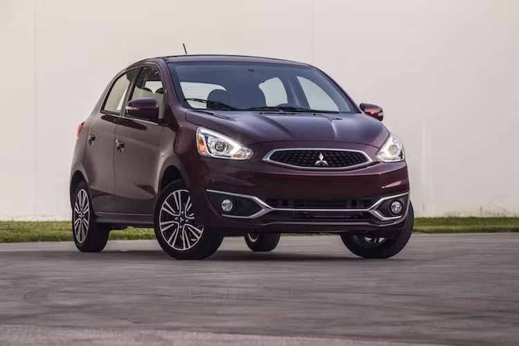 Ở bên ngoài, Mitsubishi Mirage 2017 có cản trước mới, đồng thời được bổ sung thêm một số chi tiết mạ chrome để tạo ấn tượng cao cấp hơn cho ngoại thất.