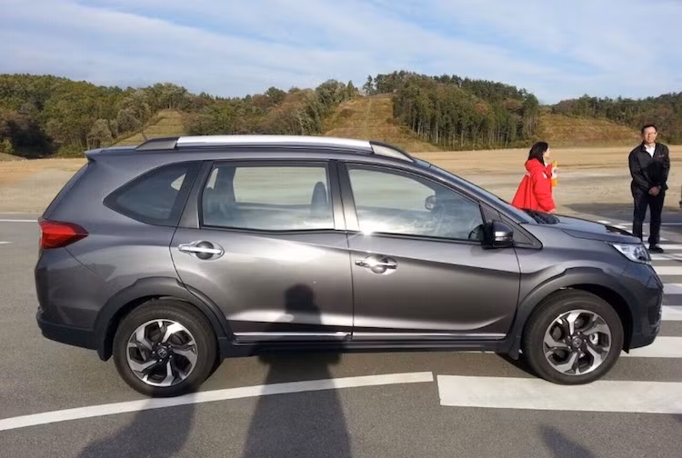 Ở xung quanh thân của BR-V được ốp nhựa đen mờ, cùng với khoảng sáng gầm lớn khiến chiếc xe năng động và trông giống một mẫu crossover hơn. Bộ mâm đúc 5 cánh kép 2 tông màu của chiếc xe khá giống với Honda City.