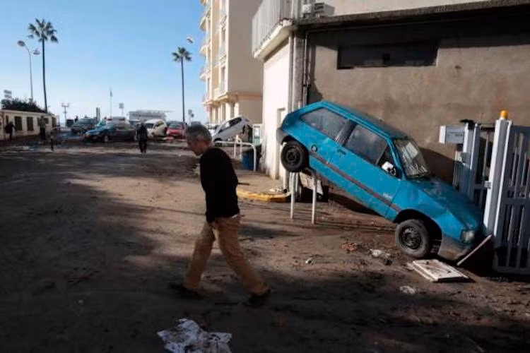 Dòng nước lẫn bùn đất khổng lồ đã nhanh chóng tràn qua các con phố, "bóc" hết mặt đường lên, phá huỷ nhà cửa, các công trình và cuốn trôi hàng ngàn chiếc xe trên phố.