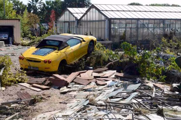 Chiếc Ferrari giữa khung cảnh đổ nát sau lũ.
