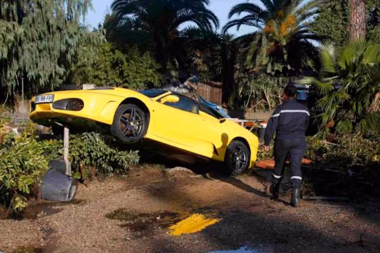 Cảnh sát xem xét một chiếc Ferrari 430 Spider bị hư hỏng sau lũ ở Biot.