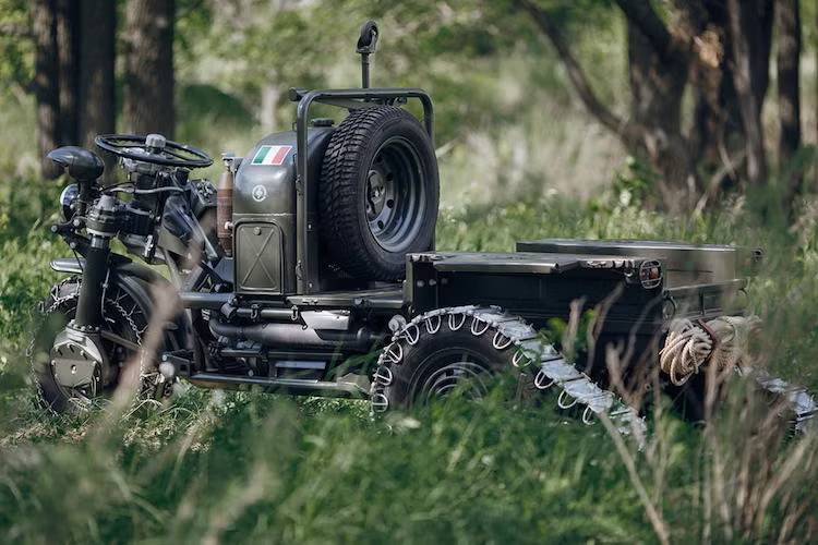 Đại tướng Feruccio Garbari của quân đội Ý đã đặt hàng Moto Guzzi để sản xuất ra một mẫu xe dành riêng cho đội quân Alpini thiện chiến ở điều kiện núi. Kỹ sư tài năng nhất của hãng lúc đó là Giulio Carcano đã chịu trách nhiệm thiết kế ra Autoveicolo Da Montagna.
