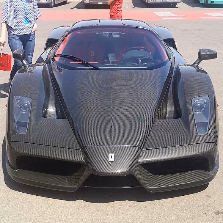 Từng lớp sợi carbon đan xen "đều tăm tắp", chứng tỏ kỹ thuật chế tác của Carrozzeria Zanasi đã đạt tới mức tương đương với các hãng siêu xe hàng đầu trên Thế giới như Pagani hay Koenigsegg.