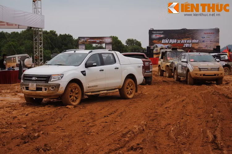 Ngay cả con đường đất nơi tiến vào khu vực điều hành của cuộc thi cũng đã trở thành một bãi bùn nhão đủ sức thử thách bất kỳ chiếc xe nào. Trong điều kiện khắc nghiệt đó, các đội chơi sẽ phải tham gia các bài thi khó nhất tại VOC 2015.