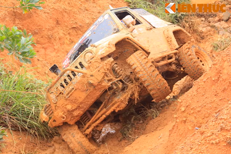 Bên cạnh đó, những hố và bãi lầy trong lòng suối cũng có thể khiến người lái "chùn tay" mắc sơ suất và sẵn sàng "đánh bại" những chiếc xe độ "khủng" nhất.