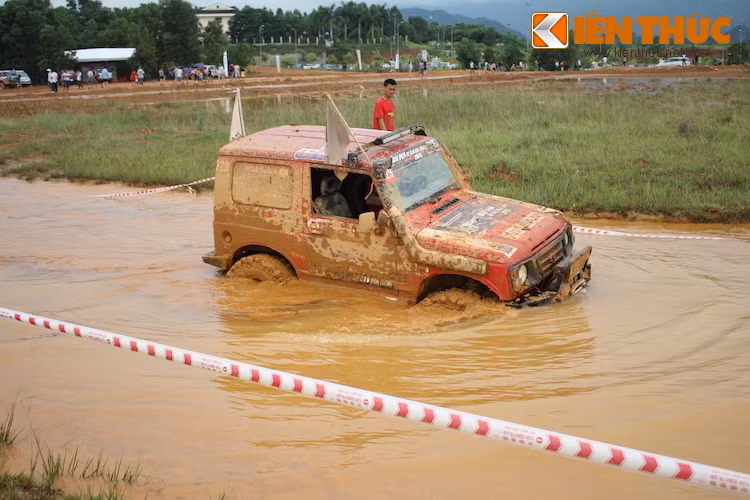 Bài thi số 8 yêu cầu người lái phải điều khiển xe ở mực nước suối nhân tạo sâu lên tới nửa mét, với đáy nước được rải đá.