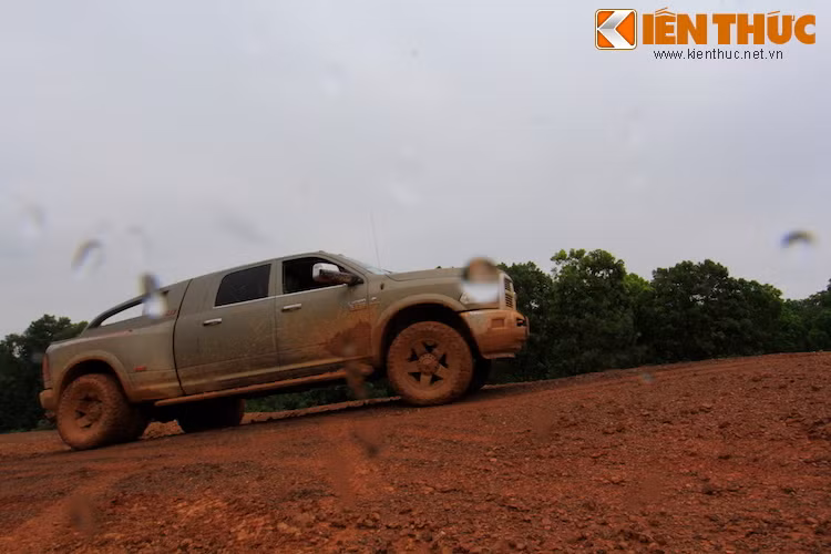 Ngay từ sáng Chủ Nhật ngày 5/7/2015, một cơn mưa lớn đã đổ xuống tại khu vực Sơn Tây, Hà Nội, khiến cho điều kiện thi đấu của tất cả các xe trở nên rất khó khăn.