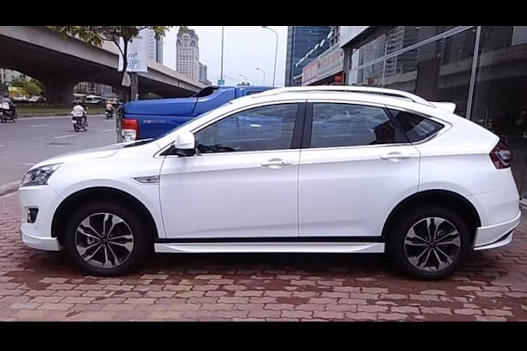 Chiếc xe có phần mui cong dần về phía sau để tạo dáng thể thao hơn.