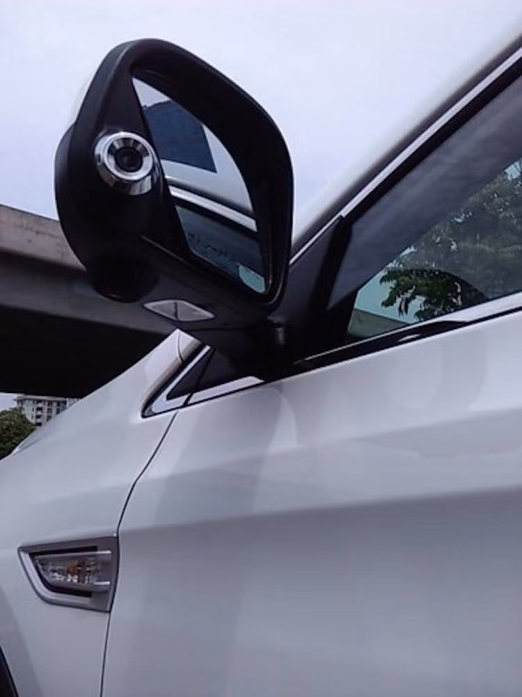 Gương chiếu hậu được tích hợp camera, tuy nhiên camera này được đặt một cách rất "thô" và quá to vì những viền rườm rà.