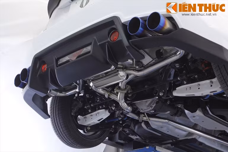 ...Bên cạnh đó là hệ thống xả thể thao.