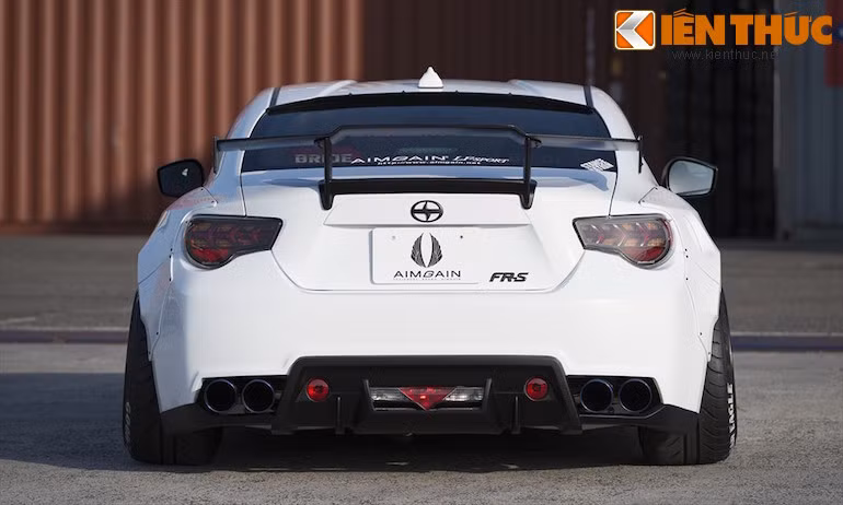 Ở phía sau, chiếc xe có cánh đuôi bằng sợi carbon tuỳ chọn...