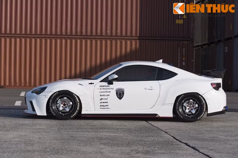 Bộ widebody này đã khiến phần trước xe rộng hơn 30 mm và phía sau rộng thêm 50 mm.