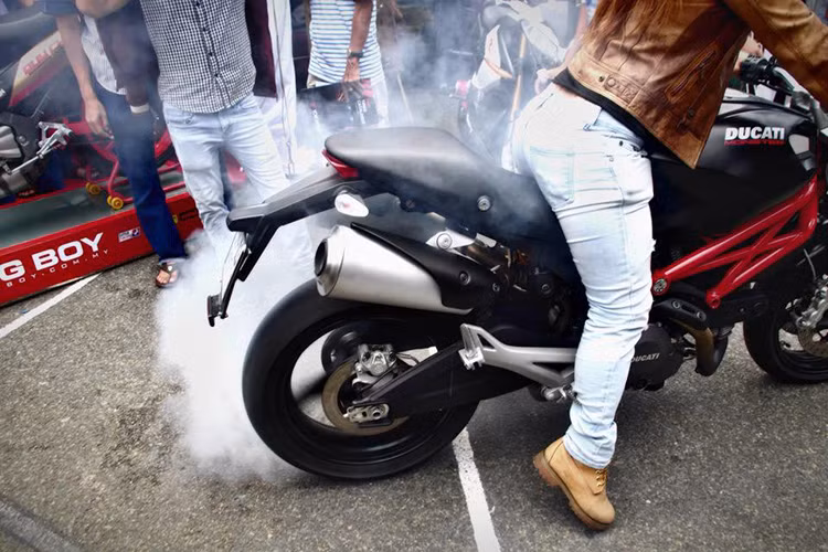 Và so với thế giới, Việt Nam cũng không phải là ngoại lệ. Các nữ bikers trên khắp dải đất hình chữ S với những kỹ năng như; burnout, powerskid... cũng không hề kém cạnh gì.