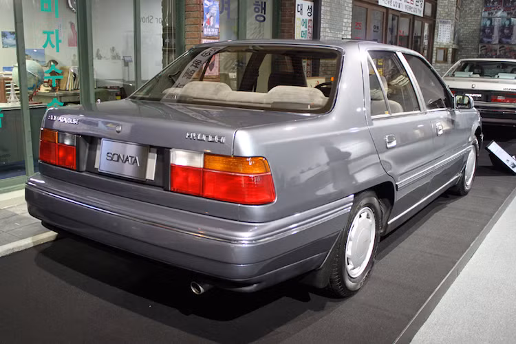 So với thế hệ đầu tiên, chiếc xe có kiểu dáng tròn trịa và khí động học hơn. Phiên bản facelift của nó là mẫu xe đầu tiên mang logo Hyundai như ngày nay.