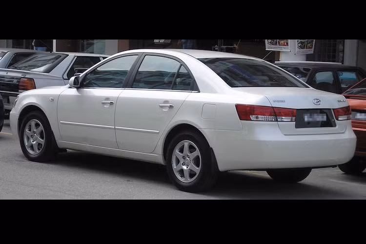 Được thiết kế nhằm vào thị trường toàn cầu, đây là thế hệ Sonata đầu tiên được giới chuyên môn đánh giá cao trên toàn Thế giới.