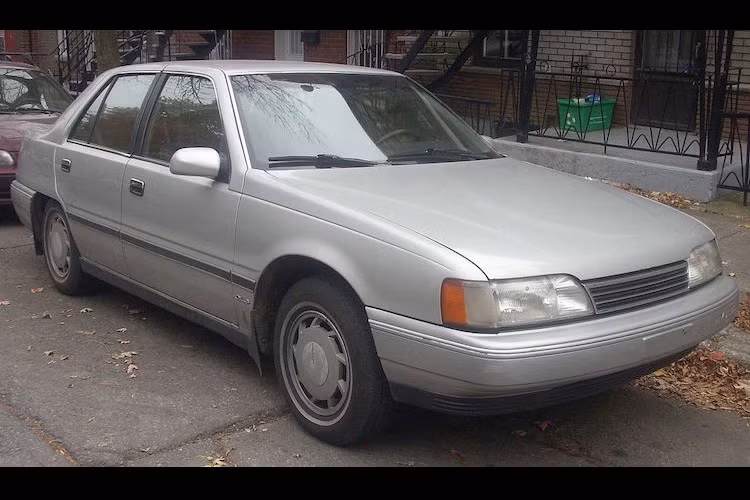 Trong khi Sonata thế hệ 1 dẫn động cầu sau thì Sonata thế hệ 2 (1988) lại chuyển sang dẫn động cầu trước để có nội thất rộng hơn.