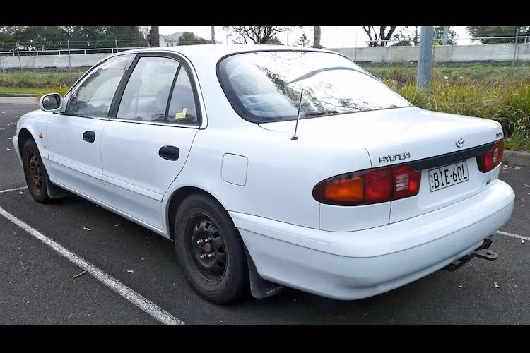 Chiếc xe được trang bị khá nhiều tính năng hiện đại vào thời điểm đó như gương hậu gập tự động, phanh ABS,...