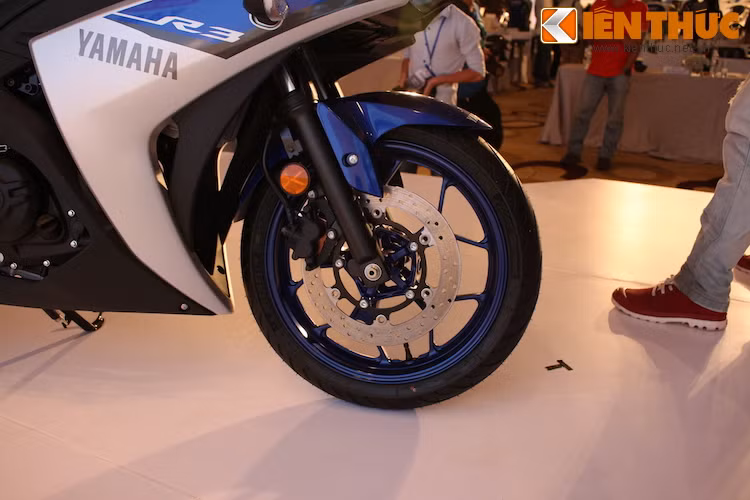 Xe được trang bị phuộc trước dạng thường, được cung cấp bởi hãng KYB của Nhật. Cặp mâm của R3 có dạng 5 cánh kép thể thao. Được nhập khẩu từ Indonesia, R3 bán tại Việt Nam không có phanh ABS như bản châu Âu để giảm giá thành.