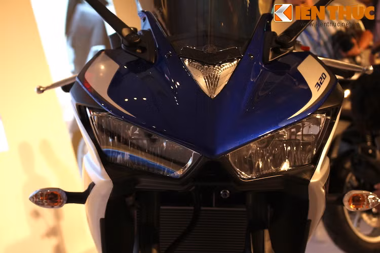 Xe có kiểu dáng mang đậm phong cách của những chiếc superbike thuộc dòng R lớn hơn do Yamaha sản xuất, chẳng hạn như cụm đèn pha kép sắc nhọn.