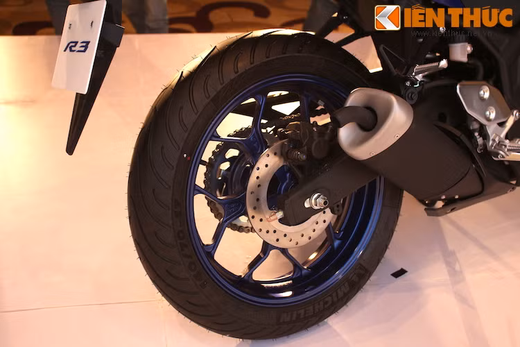 Giống như R3 bản châu Âu, R3 bán tại Việt Nam cũng có lốp Michelin cao cấp. Đường kính đĩa trước là 298 mm, sau 220 mm. "Pô zin" của xe có tiếng nổ rất hiền; chắc chắn nhiều người dùng sẽ thay lon pô độ sau khi mua xe về.