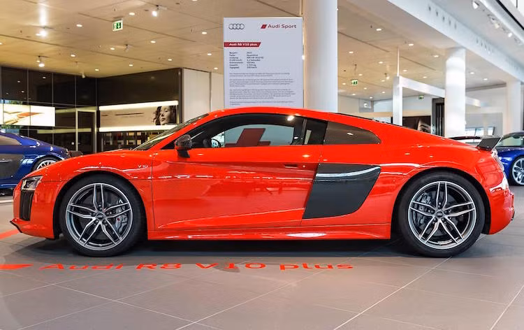 Trong khi đó, động cơ V10 của R8 thế hệ mới có dung tích 5.2l, nạp khí tự nhiên và chỉ cho ra mô-men xoắn cực đại 560 Nm trên phiên bản mạnh mẽ nhất V10 Plus.