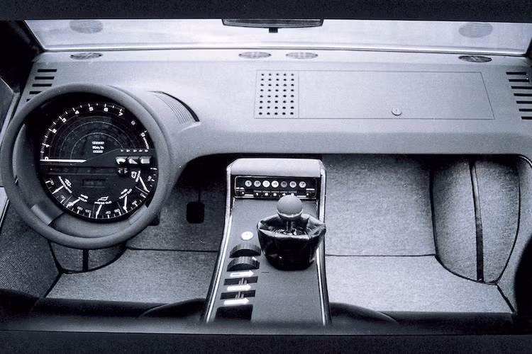 Bên trong nội thất của Boomerang cũng quái dị không kém, khi có vô-lăng không chấu cùng với bảng đồng hồ và các nút bấm nằm chính giữa.