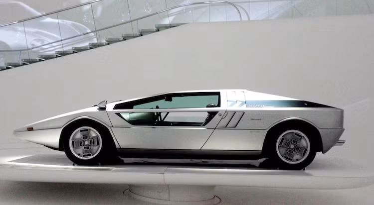 Vào thời đó, Boomerang cũng được coi là một siêu xe thực thụ khi có động cơ 2.7l V8 nạp khí tự nhiên, sử dụng chế hoà khí đặt giữa, dẫn động bánh sau.