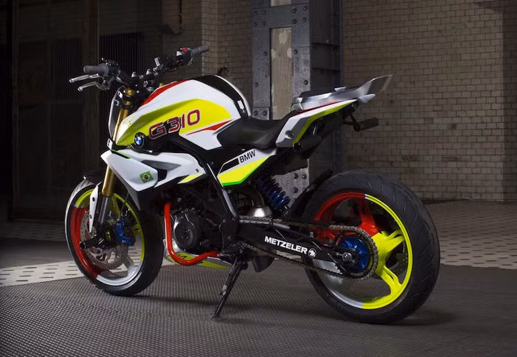 Để phục vụ cho bộ môn stunt, chiếc xe có chân đứng ở yên sau, khung chống đổ, cần phanh phụ và phanh hiệu năng cao phía sau.