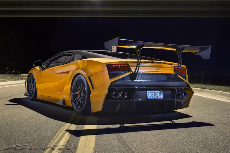 Gồm các món như cản trước, dè bên, cản sau và cánh đuôi, bộ bodykit này đã đóng vai trò quyết định trong việc biến ngoại hình của phiên bản Gallardo LP560-4 trở nên giống với Super Trofeo.