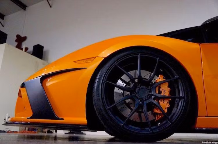 Không thể kiếm được bộ mâm lốp cho xe đua giống như chiếc Super Trofeo "xịn", chủ xe đã thay thế bằng mâm ADV.1 5.0 CS Series Monoblock siêu nhẹ, được sơn màu đen nhám và bọc xung quanh bởi lốp Hankook Ventus.