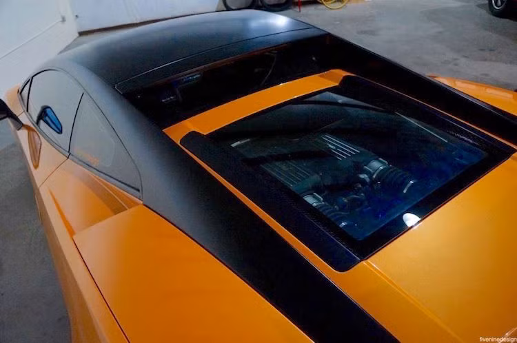 Tương tự, mui xe cũng đã được dán lại với màu đen nhám để tương phản với màu cam của xe.