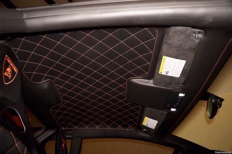 Chất lượng hoàn thiện của chiếc xe cao tới nỗi trên trần cũng được bọc da cao cấp và chần chỉ một cách cẩn thận.