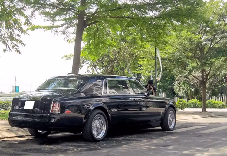 Tại Mỹ, giá của một chiếc Phantom là khoảng từ 300.000 USD. Nếu nhập về Việt Nam, giá của chiếc xe có thể bị đội lên hơn 1 triệu USD sau khi đóng đủ thuế.