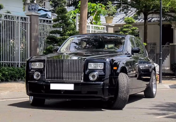 Ngoài bánh căm, chiếc Rolls-Royce Phantom phiên bản trước facelift này vẫn không có gì khác biệt so với những chiếc khác đang chạy trên đường.