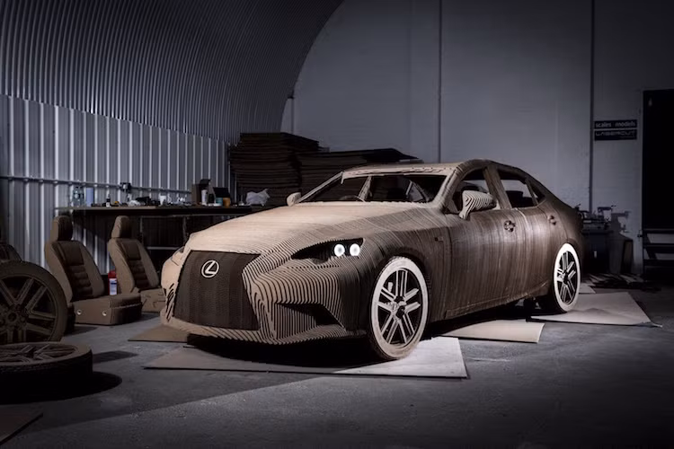 Chiếc Lexus IS bằng bìa các-tông đặc biệt này có tên gọi "Origami Car", theo nghệ thuật xếp giấy Origami của Nhật.