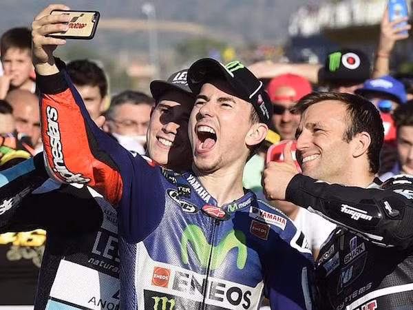 Jorge Lorenzo la nha vo dich moi tai MotoGP 2015-Hinh-6