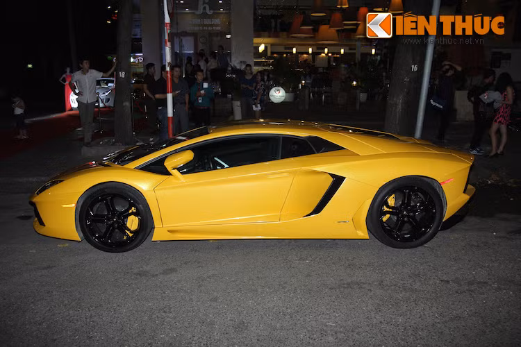 Bên cạnh sự xuất hiện của Jaguar F-Type S trên thảm đỏ, phố phường Sài Gòn còn "náo loạn" bởi hình bóng những chú "bò tót" Lamborghini.