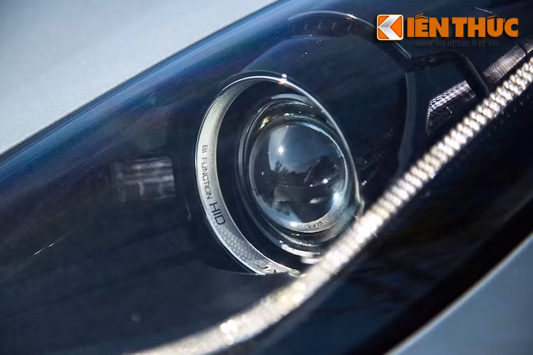 Cận cảnh "con mắt" HID cùng đèn LED ban ngày của "báo tuyết" F-Type S Coupe.
