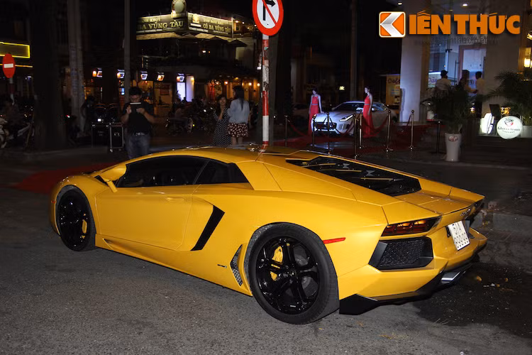 Sự xuất hiện của những chiếc siêu xe đã thu hút được sự chú ý của người dân Sài Gòn.