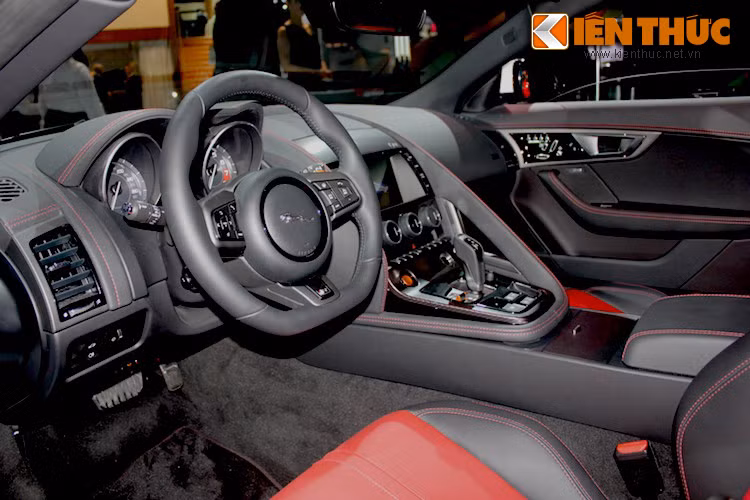 Nội thất của F-Type "thuần chất" một chiếc xe thể thao với các ghế ngồi ôm lưng cùng tông màu xám-đỏ.
