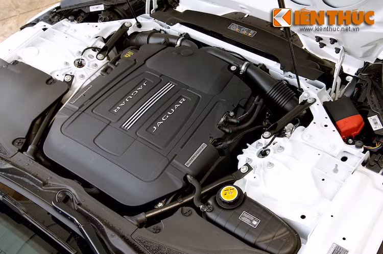 Bên dưới nắp ca-pô mở ngược của F-Type S Coupe là động cơ V6 3.0l siêu nạp với công suất tối đa 380 mã lực cùng mô-men xoắn cực đại 460 Nm.