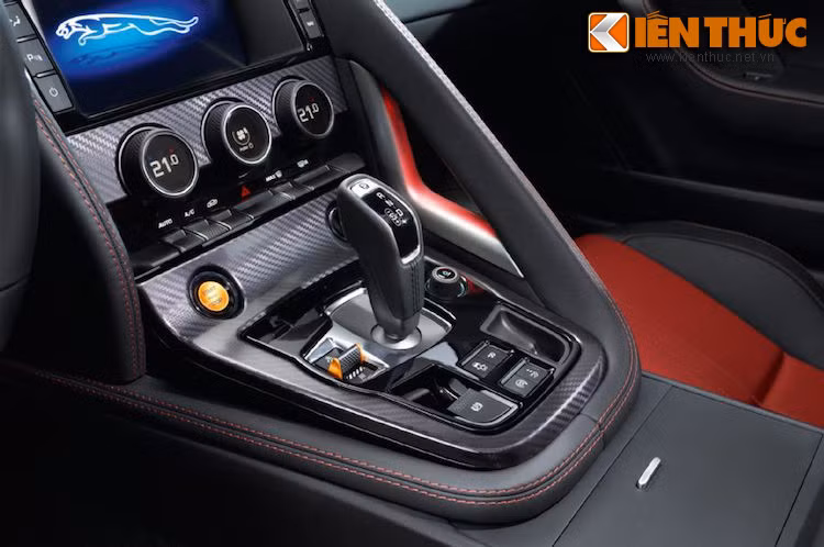 Xe có hộp số tự động 8 cấp ZF Quickshift, với chế độ thể thao S và chế độ sang số bằng tay qua lẫy chuyển trên vô-lăng.