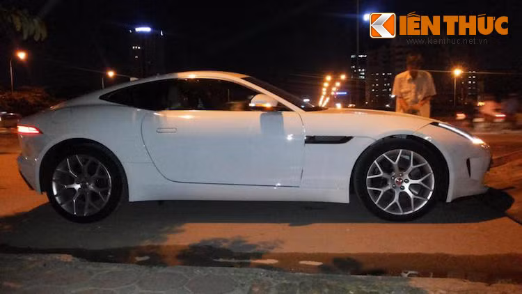 Nhìn từ phía thân xe, F-Type S Coupe vừa thanh lịch, vừa "cơ bắp".