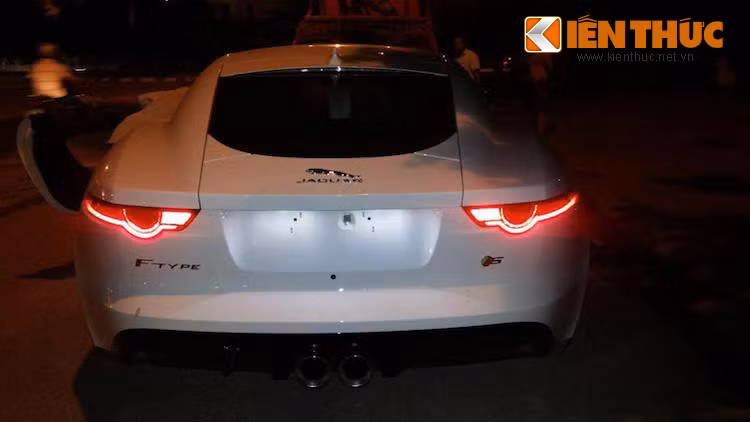 Trong khi đó, đuôi xe có thiết kế đơn giản với đèn hậu LED cùng ống xả kép đặt chính giữa cản sau.