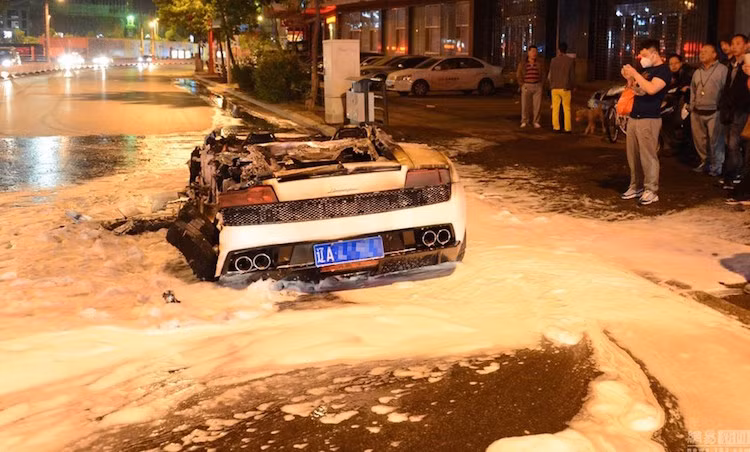 ... Chỉ ít lâu sau, chiếc xe đã bị cháy gần hết.