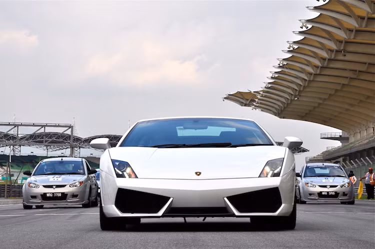 Với hộp số điện tử e-Gear và hệ dẫn động 4 bánh, chiếc xe có thể đạt 100 km/h sau 3,7 giây và tốc độ tối đa 325 km/h.