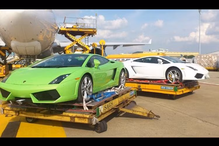 Vào năm 2012, đã có 3 chiếc Gallardo LP560-4 được nhập về Việt Nam theo đường tạm nhập tái xuất sang Trung Quốc.