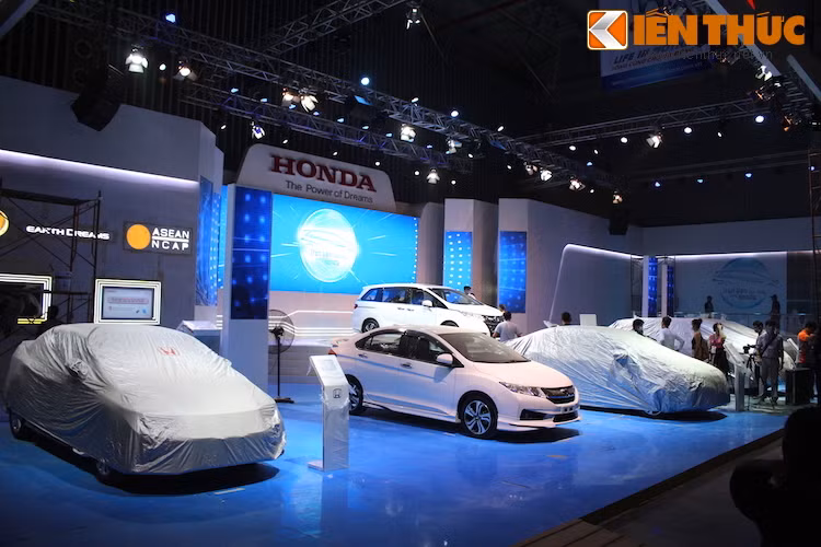 Honda hoàn thành song khu vực trưng bày từ khá sớm, ngay trong buổi sáng ngày 27/10.