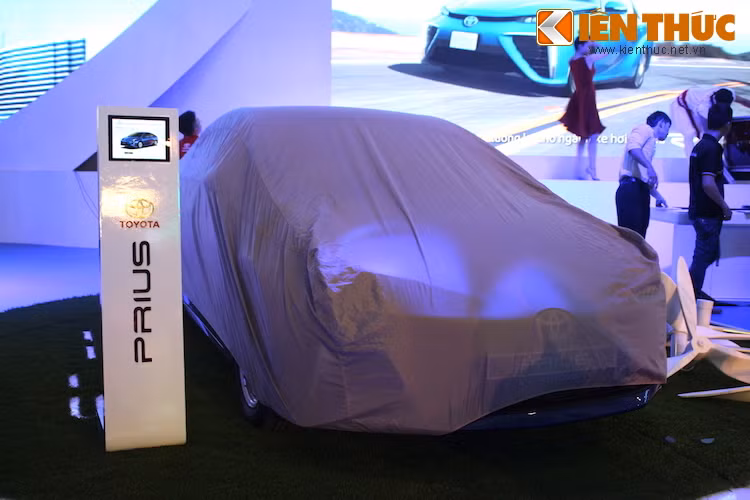 Điều này được thể hiện rất rõ qua 2 mẫu xe điểm nhấn của hãng. Đầu tiên đó là thế hệ mới nhất của chiếc xe chạy hệ động lực hybrid kết hợp xăng- điện đầu tiên được bán hàng loạt - Toyota Prius.