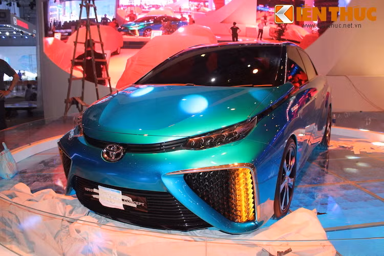 Mẫu xe thứ 2 thậm chí còn đặc biệt hơn khi là 1 trong 2 chiếc concept duy nhất tại triển lãm: Toyota FCV. Chiếc xe này chạy bằng công nghệ tế bào nhiên liệu hydro với sản phẩm thải ra môi trường duy nhất chỉ là nước.